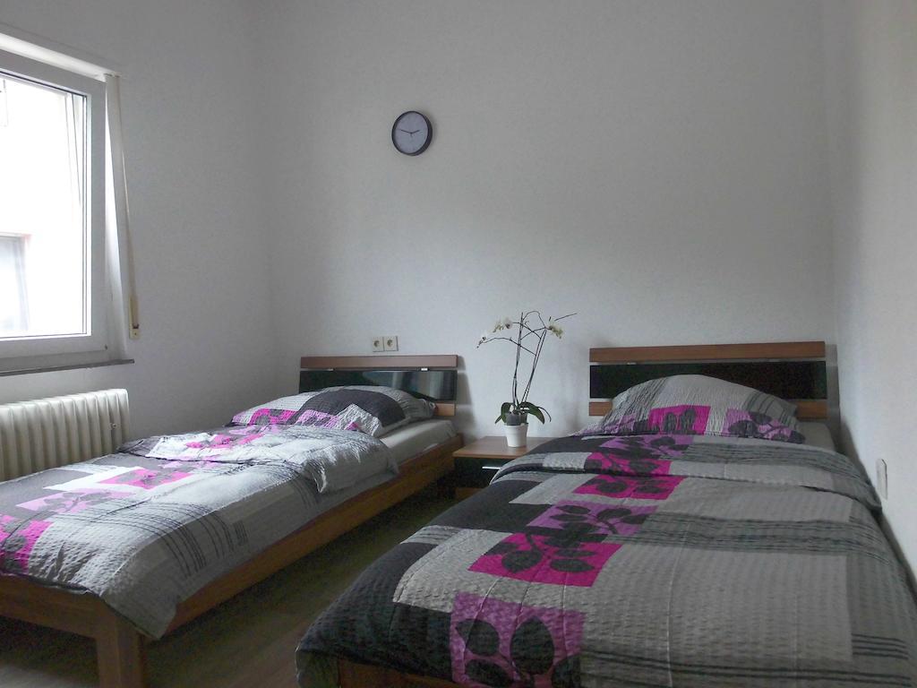 Frankfurt Airport & Fair Apartment Kelsterbach Room photo